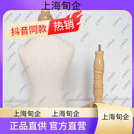 上海女模特與寵物衣架 時尚、溫情與創意的交織